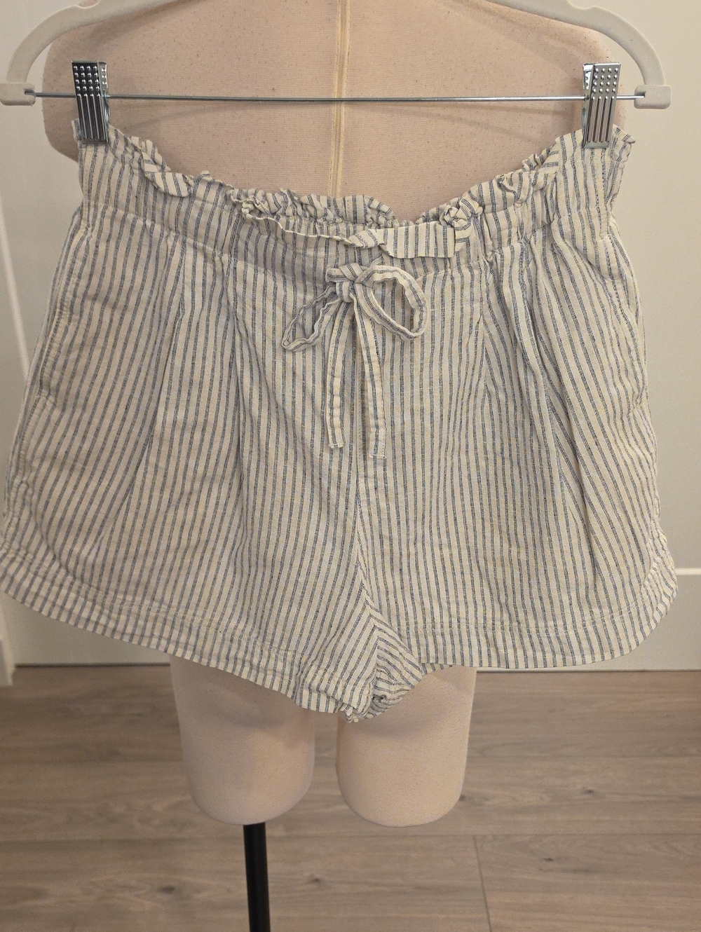 Uniqlo Cream and Blue Striped High-Waist Paperbag Shorts size M EUC